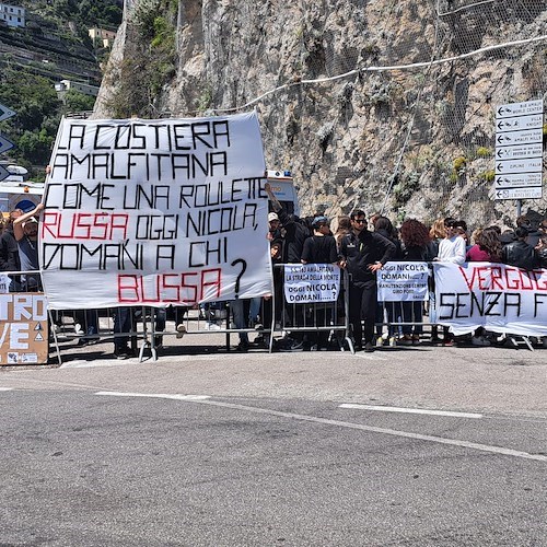 Il Giro d'Italia arriva in Costa d'Amalfi tra tifo, striscioni di protesta e dediche a Nicola / FOTO-VIDEO