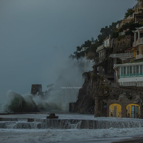 Il mare a Positano regala uno spettacolo unico. Le immagini di Fabio Fusco diventate virali /foto