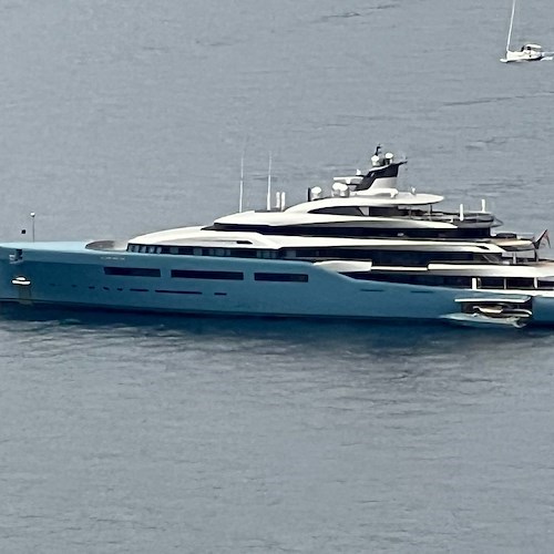 Il megayacht Aviva nelle acque di Positano: il proprietario è Joseph C. Lewis, proprietario del Tottenham 