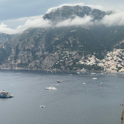 Il megayacht Aviva nelle acque di Positano: il proprietario è Joseph C. Lewis, proprietario del Tottenham 