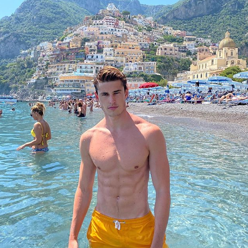 Il modello francese Victor Perr in vacanza tra Capri e Positano