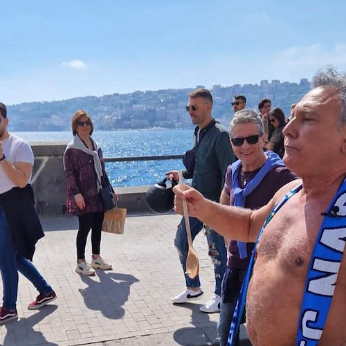 Il Napoli vince lo scudetto e Paolantoni mantiene la promessa: giro nudo sul lungomare mangiando pasta e patate