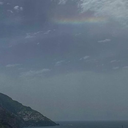 Il piccolo arcobaleno “orizzontale” catturato nel cielo di Positano da Fabio Fusco /foto