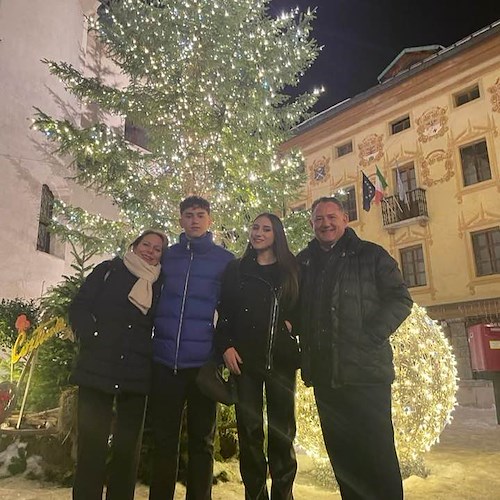 Il re del panettone, Sal De Riso invia i suoi auguri da Cortina. La sua foto con Fiorello è destinata a diventare virale