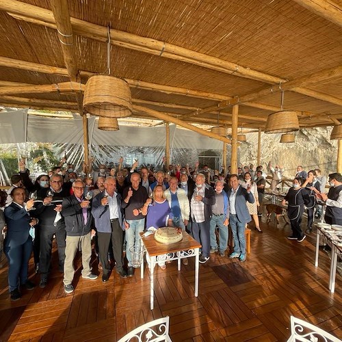Il San Pietro di Positano. Festa di pensionamento al Carlino: per Armando, Giuseppe e Michele si conclude un percorso lavorativo durato più di 40 anni /foto