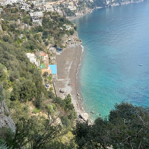 Il sentiero di Remmese. L'emozione di percorrere le scale che portano alla spiaggia più amata della Costa d'Amalfi /foto