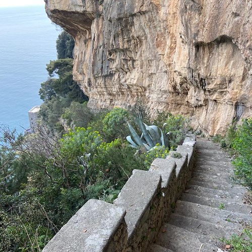 Il sentiero di Remmese. L'emozione di percorrere le scale che portano alla spiaggia più amata della Costa d'Amalfi /foto
