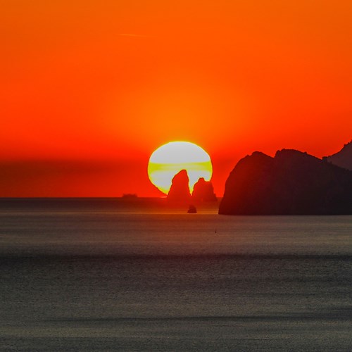 Il Sole dietro ai Faraglioni di Capri nelle suggestive foto di Fabio Fusco<br />&copy; Fabio Fusco