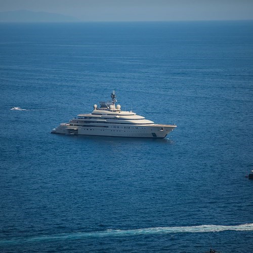 Il super Yacht Opera sbarca a Positano: lo sceicco Al Nahyan arriva al molo /foto /video