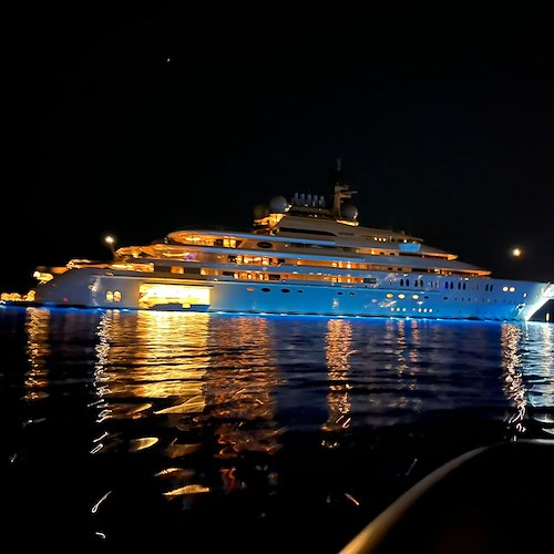 Il super Yacht Opera sbarca a Positano: lo sceicco Al Nahyan arriva al molo /foto /video