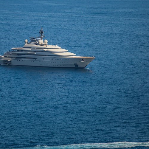 Il super Yacht Opera sbarca a Positano: lo sceicco Al Nahyan arriva al molo /foto /video