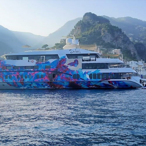 Il super yacht "Saluzi" nelle acque della Costa d'Amalfi: ecco il significato dei suoi graffiti / FOTO 