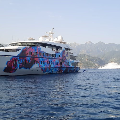 Il super yacht "Saluzi" nelle acque della Costa d'Amalfi: ecco il significato dei suoi graffiti / FOTO 