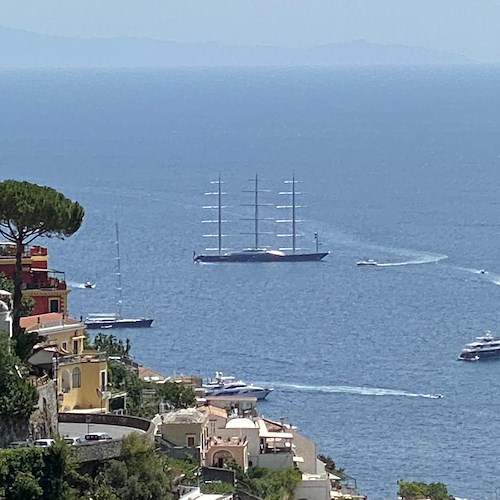 Il superyacht a vela "Maltese Falcon" a Positano: l’aveva fatto costruire il magnate americano Tom Perkins 