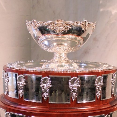Il trofeo della Coppa Davis esposto a Napoli / DATE e LUOGHI <br />&copy; Comune di Napoli
