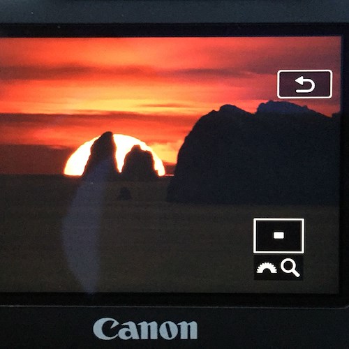 Il tuffo del sole ai "Faraglioni" nelle immagini al tramonto di Fabio Fusco