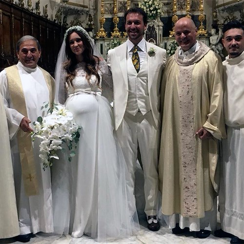 Ilenia Lazzarin sposa Roberto Palmieri, l'attrice di "Un posto al sole" non poteva scegliere location migliore / Foto / Video