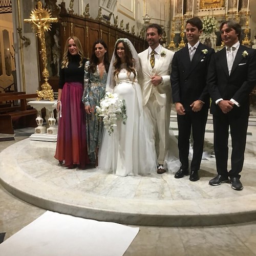 Ilenia Lazzarin sposa Roberto Palmieri, l'attrice di "Un posto al sole" non poteva scegliere location migliore / Foto / Video