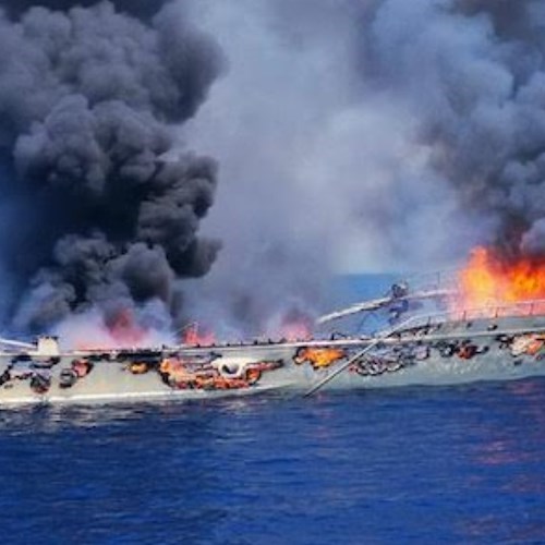 Imbarcazione di 21 metri in fiamme al largo di Agropoli