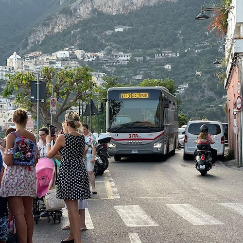 «In Campania bus fermi e turisti abbandonati a se stessi», Iannone accusa De Luca di «figuraccia internazionale»