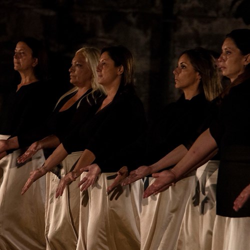 "In carne ed ossa", a Salerno donne in scena per raccontare storie e luoghi d’arte 