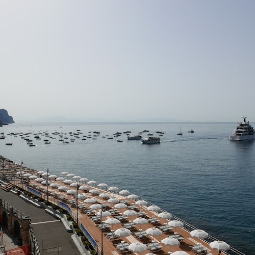 In Costa d'Amalfi arriva Joy: rifornimento a Maiori per il superyacht di lusso e poi in rotta verso Amalfi /FOTO e VIDEO