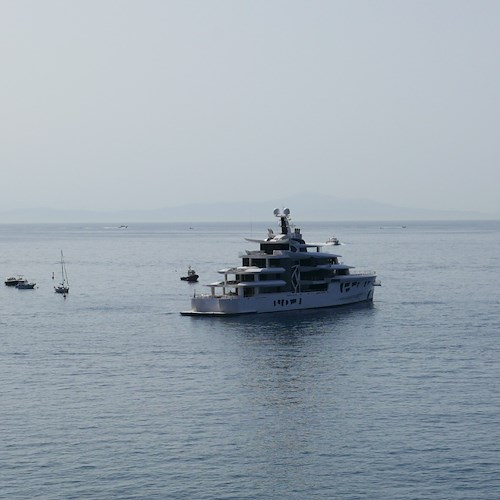 In Costa d'Amalfi arriva Joy: rifornimento a Maiori per il superyacht di lusso e poi in rotta verso Amalfi /FOTO e VIDEO