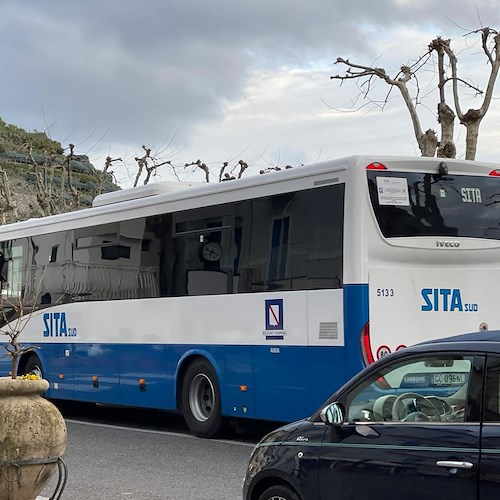 In Costa d’Amalfi bus lasciano persone a terra o girano vuoti. A quando sistema di prenotazione per garantire posto ai viaggiatori?