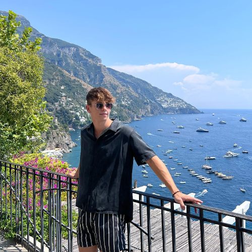 In Costa d'Amalfi c'è Arthur Leclerc, il fratello minore di Charles si rilassa a Positano 