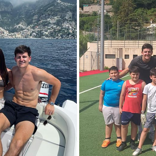 In Costa d'Amalfi c'è Harry Maguire: dopo gita in barca a Positano il difensore inglese si allena con i bimbi di Scala 