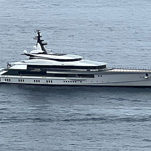 In Costa d'Amalfi c'è lo yacht "Bravo Eugenia": il proprietario Jerry Jones ospite a Casa Angelina