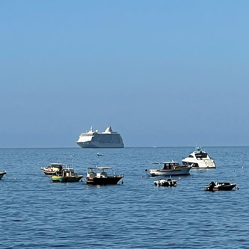 In Costa d'Amalfi ecco la lussuosa Seven Seas Voyager. Nel 2013 fu teatro di una morte sospetta