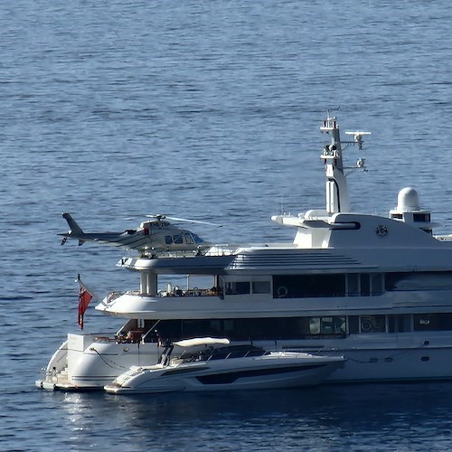 In Costa d'Amalfi ecco Lady Marina, yacht di lusso con pista per l'atterraggio elicotteri 