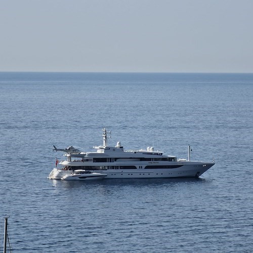 In Costa d'Amalfi ecco Lady Marina, yacht di lusso con pista per l'atterraggio elicotteri 