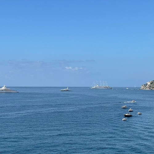 In Costa d'Amalfi ecco "Madsummer" e "Wind Surf": due giganti nelle acque di Minori e di Amalfi / FOTO
