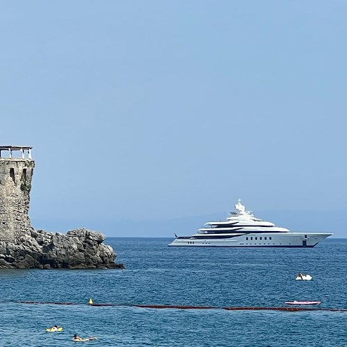In Costa d'Amalfi ecco "Madsummer", yacht di lusso da 95 metri con elicottero / FOTO 