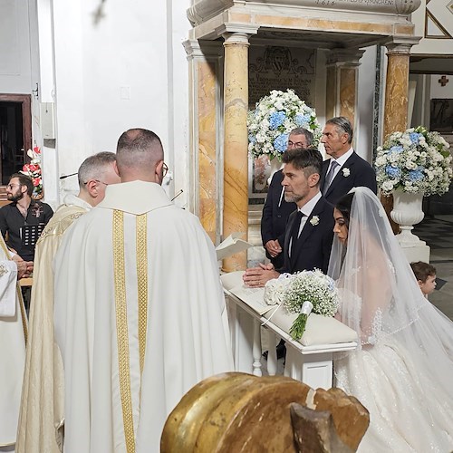 In Costa d'Amalfi le nozze da favola dell'attore Fabio Fulco e di Veronica Papa, gran finale con torta nuziale di Sal De Riso 