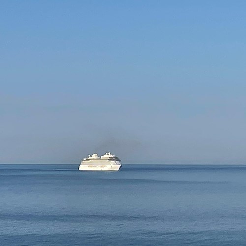 In Costa d'Amalfi torna la Seven Seas Explorer, una delle navi da crociera più lussuose al mondo