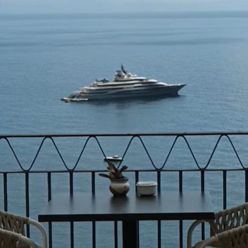In Costiera torna "Flying Fox", lo yacht del proprietario di Amazon davanti all’NH Convento di Amalfi