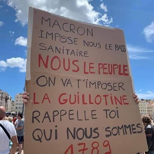 In Francia proteste contro l’obbligo del Green Pass nel giorno delle celebrazioni per la Presa della Bastiglia