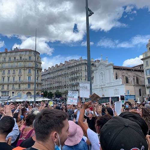 In Francia proteste contro l’obbligo del Green Pass nel giorno delle celebrazioni per la Presa della Bastiglia