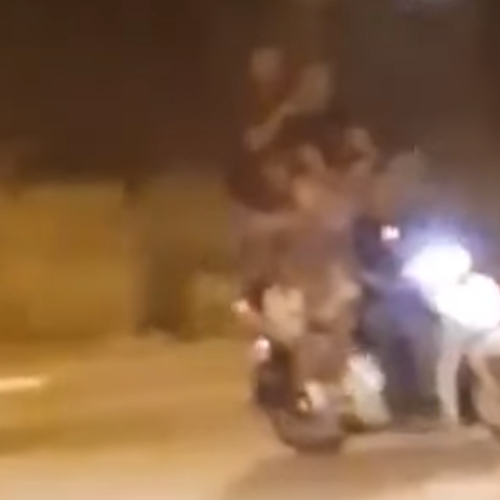 In sei su uno scooter a Napoli, il video diventa virale 