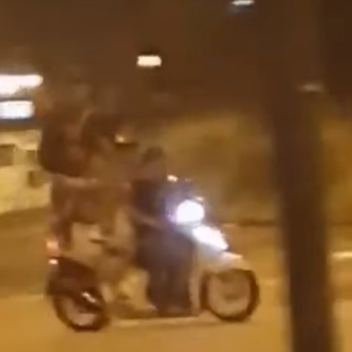 In sei su uno scooter a Napoli, il video diventa virale 