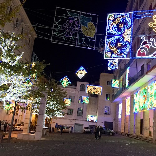 Inaugurate le “Luci d’Artista” a Salerno: in piazza S. Agostino gli alberi di limoni ricordano la Costiera