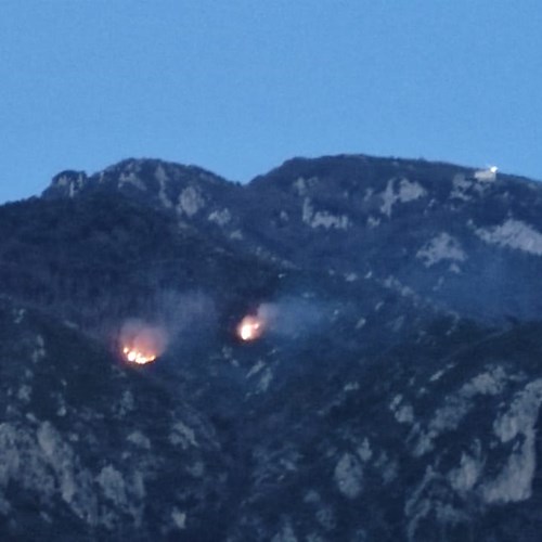 Incendi dolosi “fuori stagione” tra Costiera Amalfitana e Cava de’Tirreni