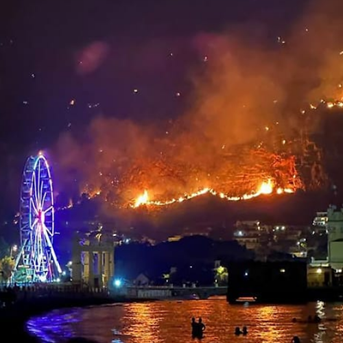 Incendi e caldo record minacciano la Sicilia: a fuoco diversi ettari di terreno, a rischio centri abitati 
