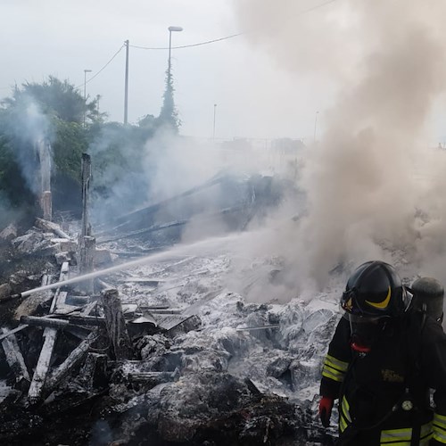 Incendiati cumuli rifiuti al "Camino Real", l'ex discoteca di Pontecagnano avvolta dalle fiamme 