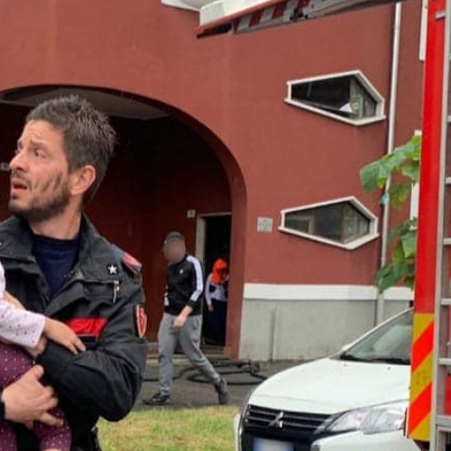 Incendio a Busto Arsizio, carabinieri portano in salvo due bimbi di 4 e 11 anni