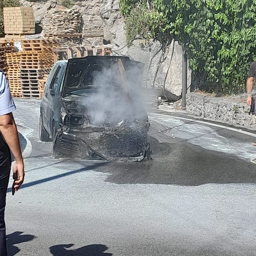 Incendio a Positano, auto in fiamme in località Montepertuso / FOTO 
