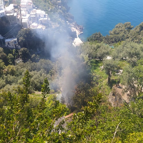 Incendio a Praiano in Via Capriglione, si attende l'arrivo dei Vigili del Fuoco /Foto